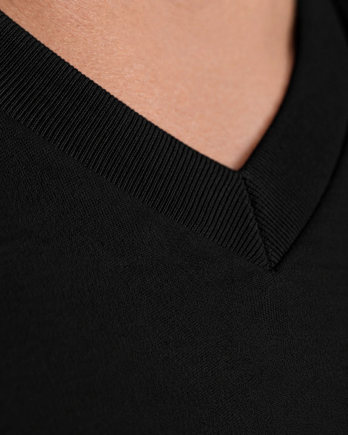 POLO MANGA LARGA CUELLO V